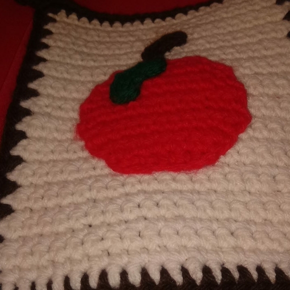 Holiday tablecloth,apron& pot holders - Picture 5 of 8